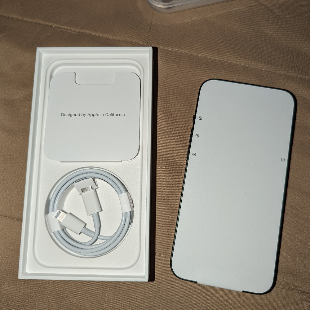 iPhone 13 - Picture 3 of 5